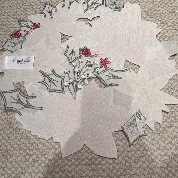 NWOT Set of 6 | st. nicholas Poinsettia Cut Out Placements | Beautiful Details - Picture 4 of 5